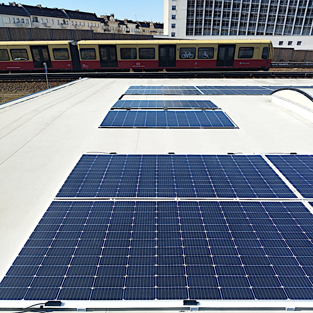PV-Leichtmodule von EMIS Electrics auf einem Gewerbeobjekt in Berlin