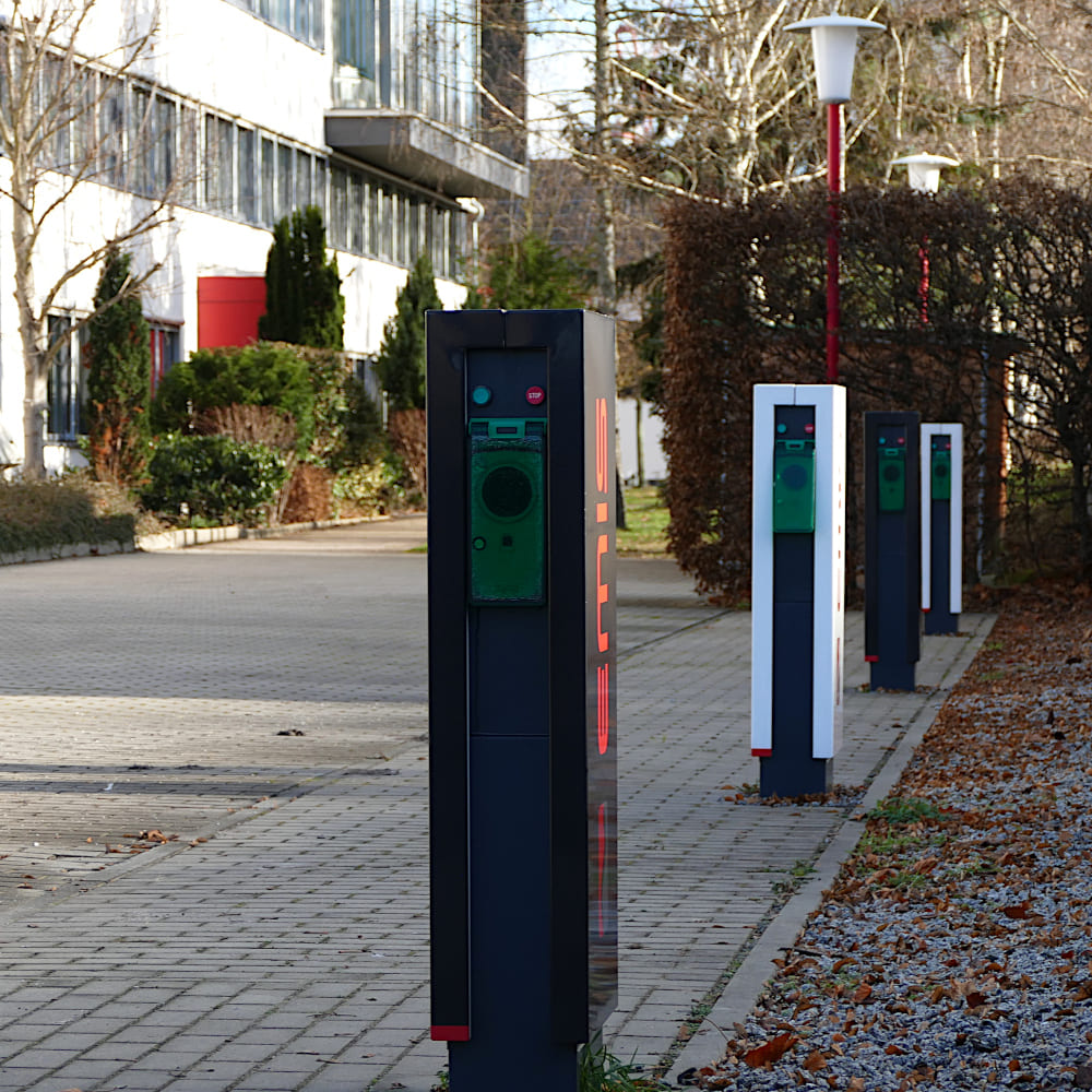 PV-Ladepunkte auf dem Parkplatz von EMIS Electrics in Lübbenau 