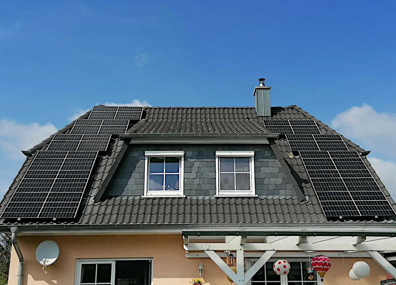 PV-Anlage auf einem Eigenheim rechts und links von der Dachgaube installiert von EMIS aus Lübbenau 