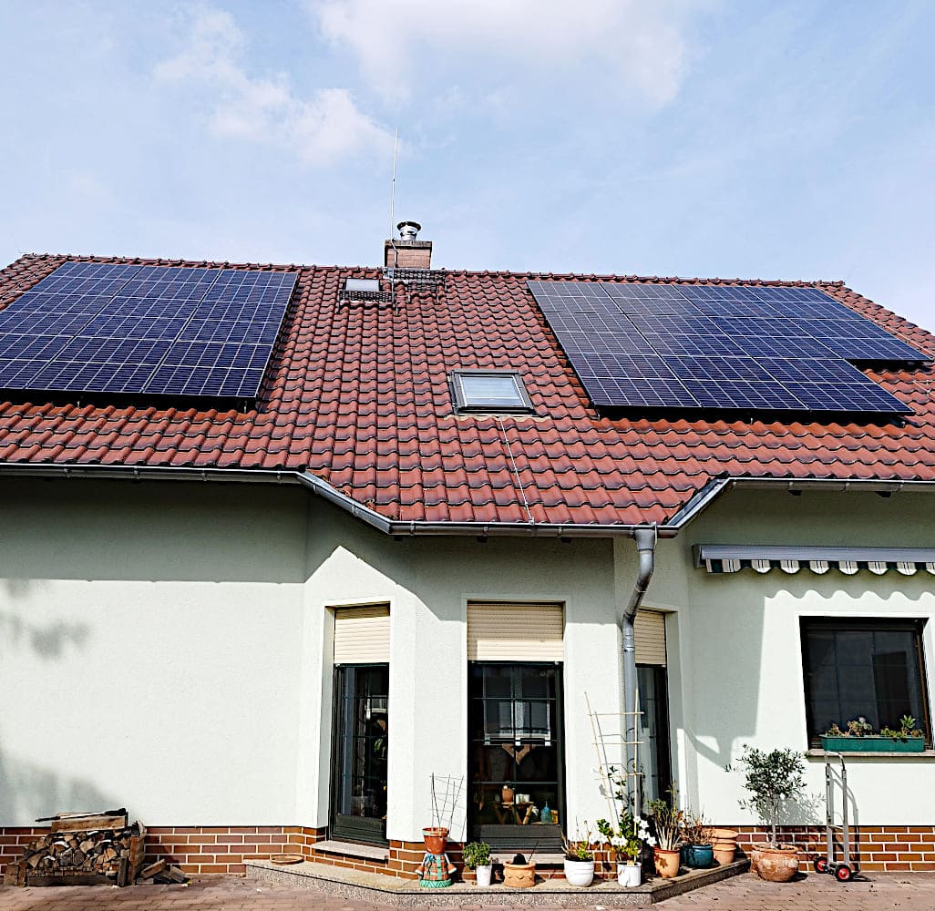 Photovoltaik-Anlage rechts und links installiert auf einem Eigenheim von EMIS aus Lübbenau